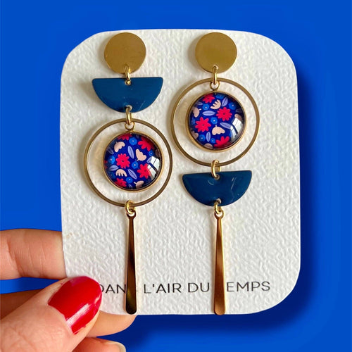Boucles d'oreilles asymétriques motif fleurs rouges et bleues finition dorée ou argentée