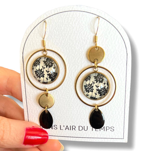 Boucles d'oreilles asymétriques fleurs noires et blanches