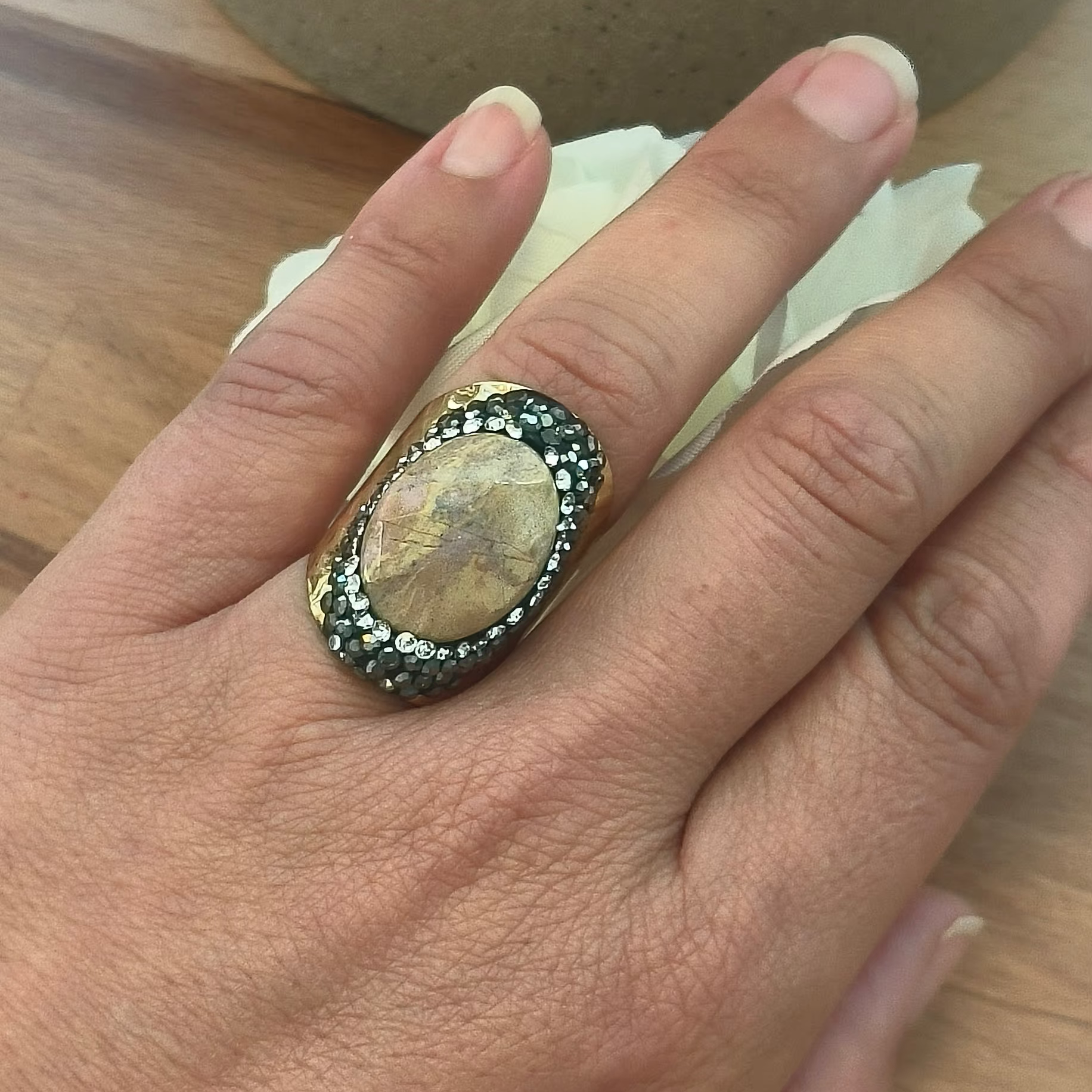 Bague dorée avec strass et Pierre sable