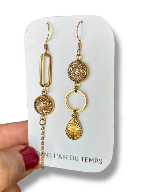 Boucles d'oreilles fines asymétriques paillettes dorées