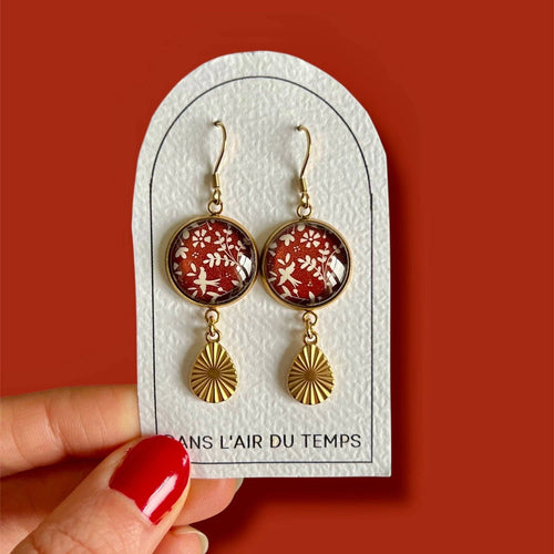 Boucles d'oreilles motif oiseaux beiges fond marron, finition dorée