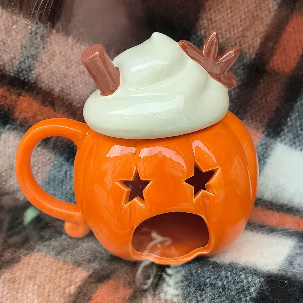 Craquez pour ce brûleur à huile en forme de citrouille orange et son couvercle chantilly crème. Parfait pour vos fondants de cire et une ambiance cozy !